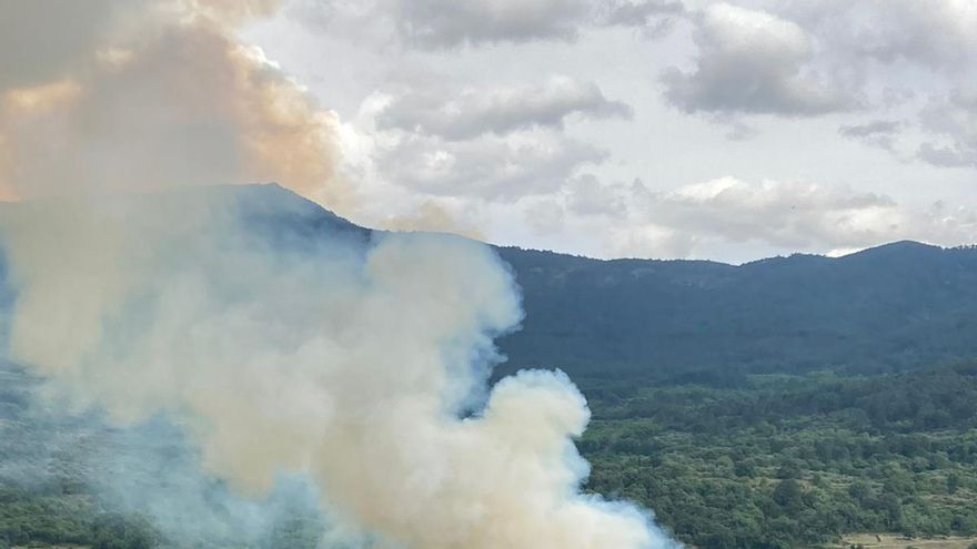 Medios aéreos y terrestres trabajan en la extinción de un incendio forestal en el Barranco de las Cinco Villas (Ávila)