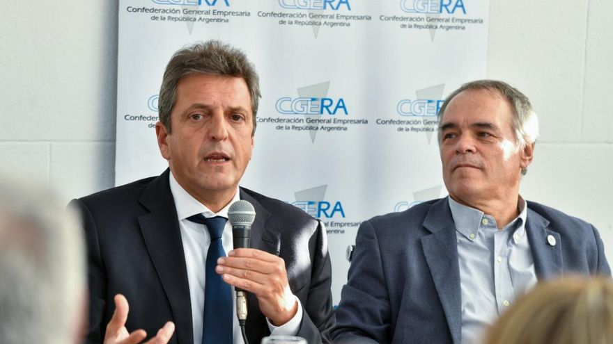 Massa analiza reducir impuestos para las empresas que usen dólares para la importación