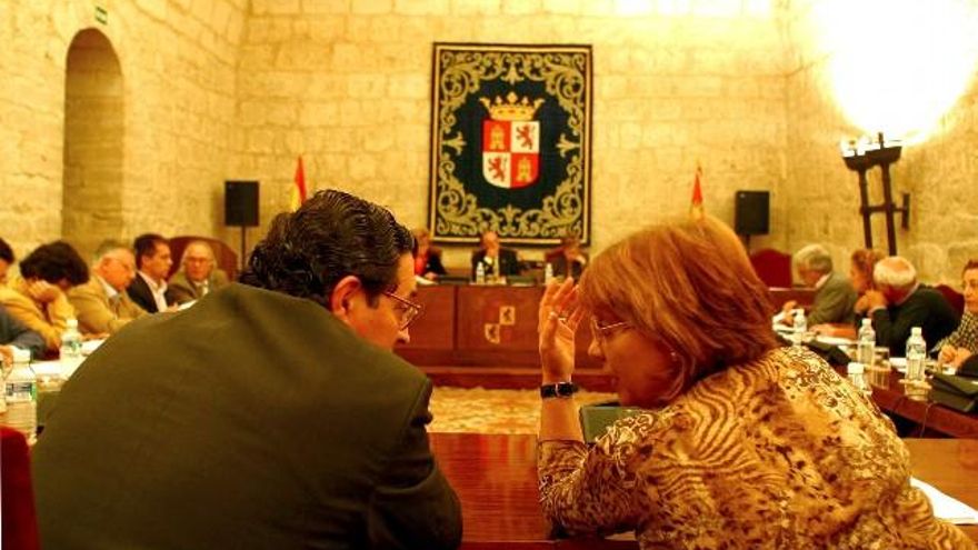 Daniela Fernández, junto al procurador del PP José Carlos Rodríguez Monsalve, en una Comisión de Comunicaciones y Transportes en las Cortes en octubre de 2022. // Pablo Requejo / ICAL.