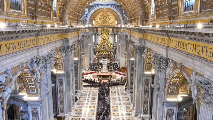 Numerosas personas rinden homenaje al fallecido papa Francisco en la capilla ardiente en la Basílica de San Pedro, en la Ciudad del Vaticano, el 24 de abril de 2025. EFE/EPA/MEDIA DEL VATICANO MANUAL MANUAL USO EDITORIAL SOLAMENTE/SIN VENTAS