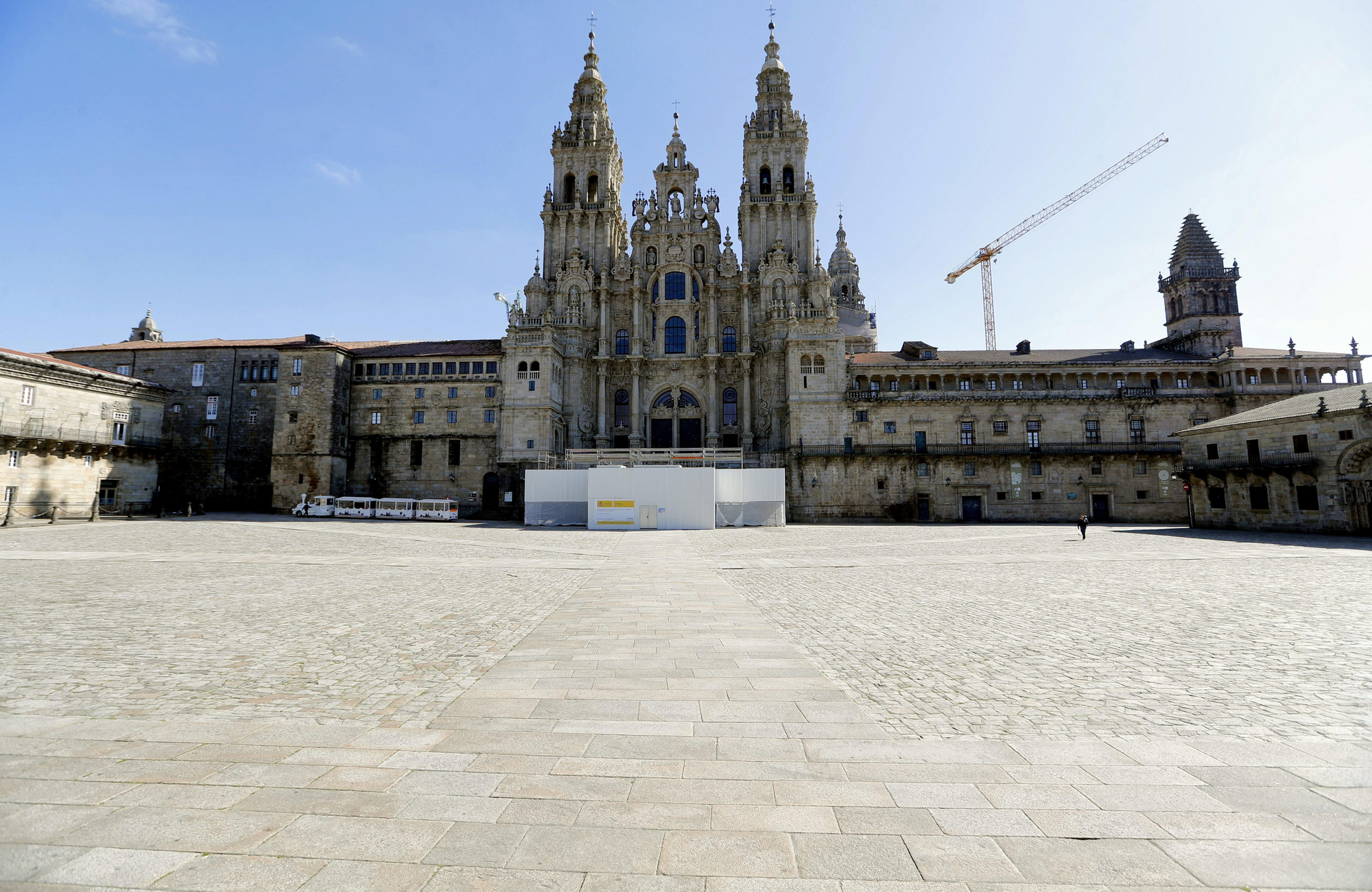 La plaza del Obradoiro vacía durante la mañana del sábado
