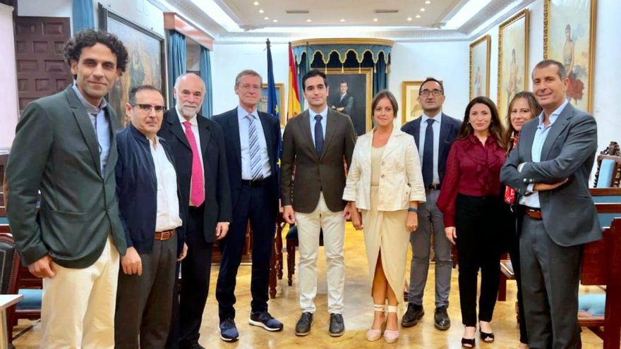 La consejera, con el director del Plan de Salud Mental de Andalucía a su izquierda, hace un año en una visita en Alcalá la Real (Jaén)