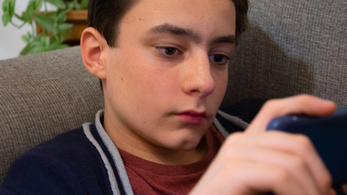 Una experta aclara las señales de que tu hijo tiene un problema con el móvil: “El tiempo de uso no es el único indicador”