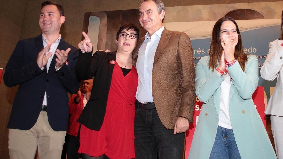 Zapatero (c) en un acto electoral entre el líder provincial, Javier Alfonso Cendón, y la actual número dos de Castilla y León, Nuria Rubio (d).