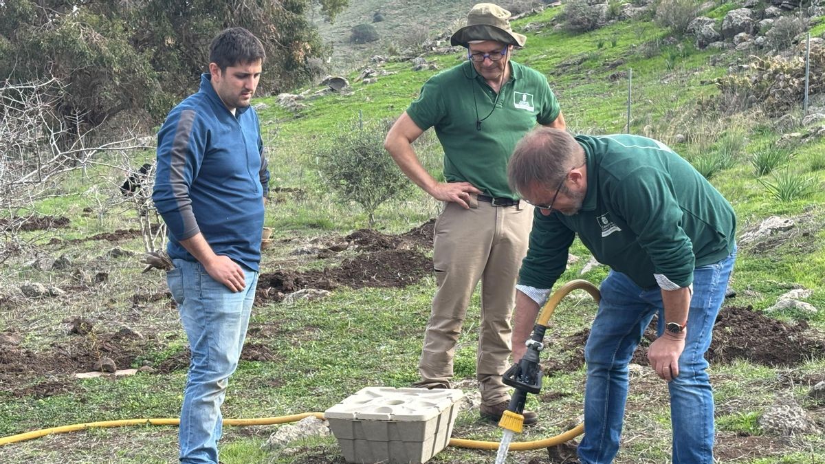 El consejero Raúl García Brink prueba el prototipo de fibra de platanera