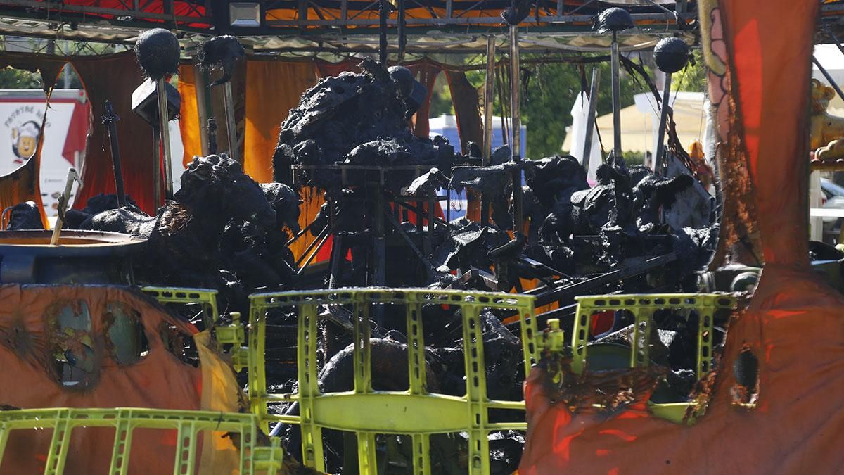 El incendio de la atracción infantil de la plaza Matías Prats, en imágenes