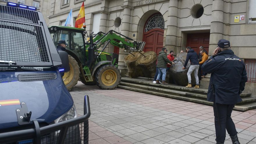 Ganaderos bloquean con paja la sede del Gobierno en Ourense en rechazo al acuerdo comercial de la UE con Mercosur