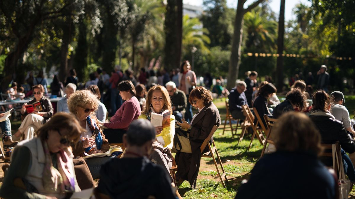 Personas leyendo en los Jardines de la Agricultura, en la actividad Offline Córdoba.