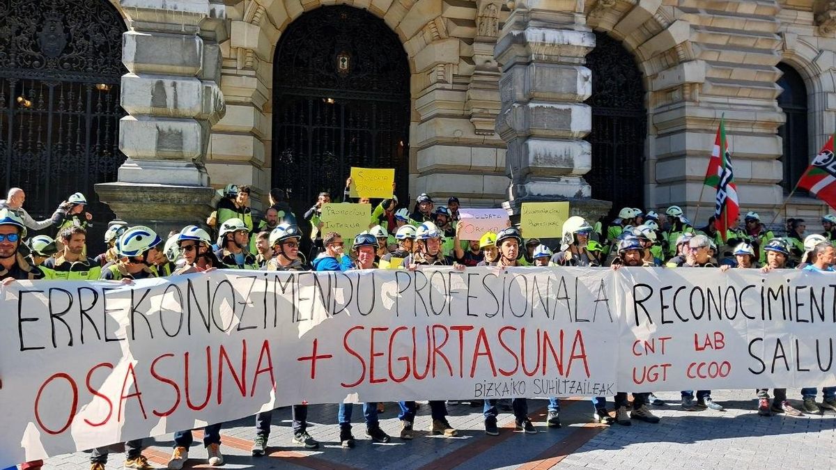 Bomberos de Bizkaia reclaman subidas salariales y más seguridad: "Gana mucho más quien atiende a la emisora"