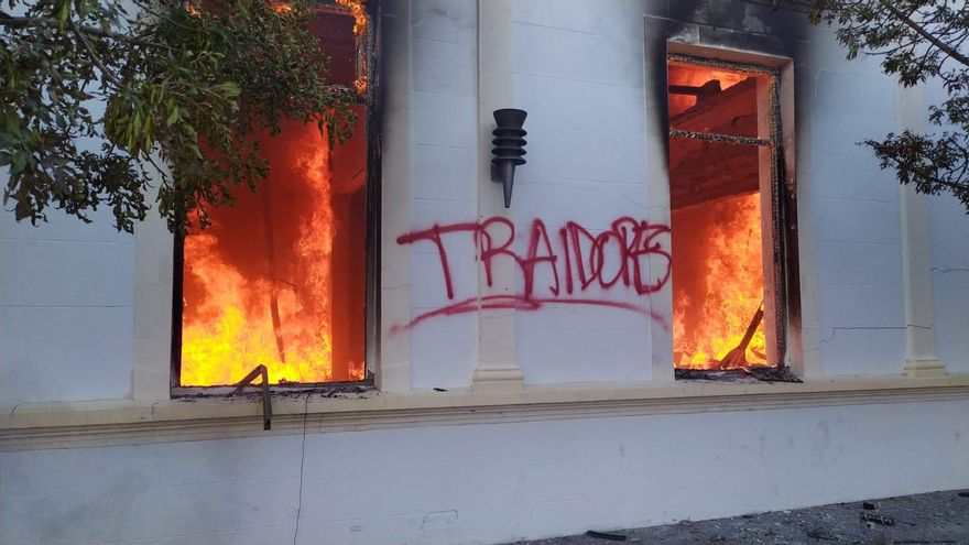 Chubut: incendiaron edificios públicos en rechazo a la ley de megaminería