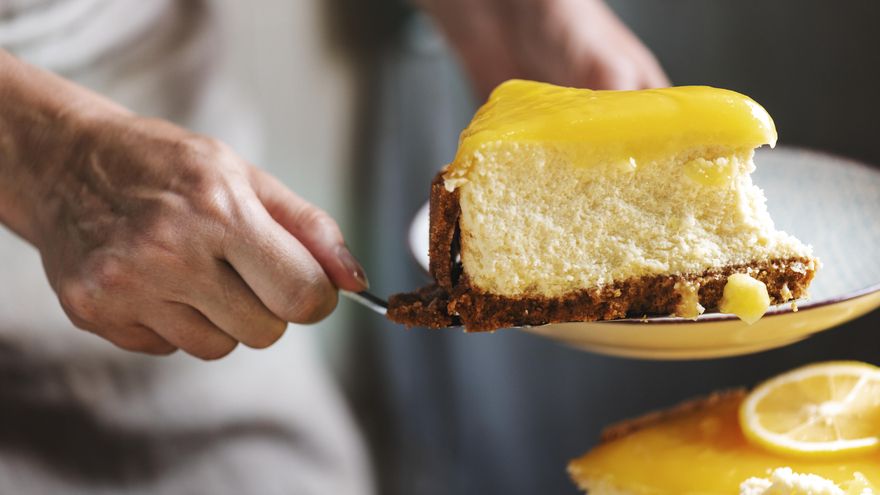 Se hace sin horno ni gelatina: la tarta de limón y galleta que es perfecta y refrescante para un postre o merienda de verano