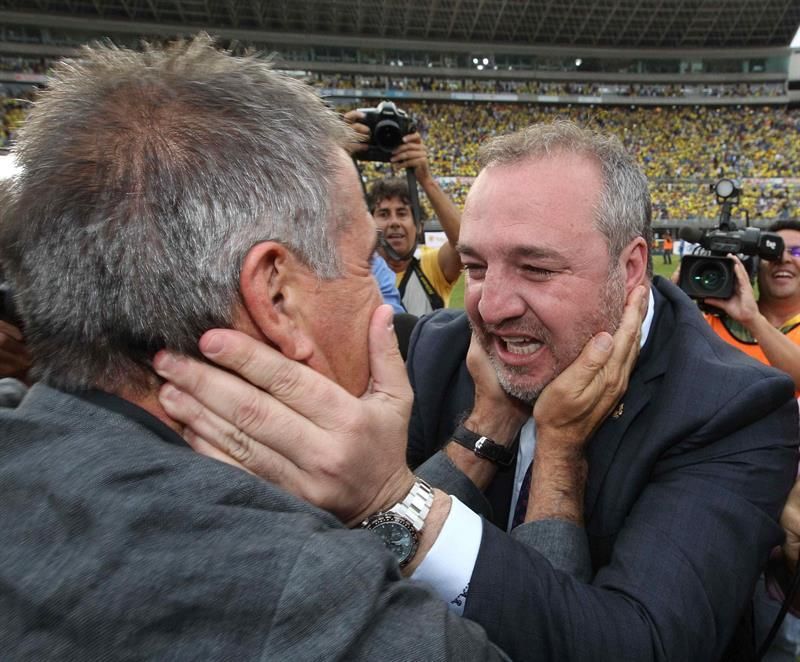 El presidente de la UD Las Palmas, Miguel Ángel Ramírez , y el entrenador Paco Herrera celebran el ascenso.. EFE/Elvira Urquijo A.