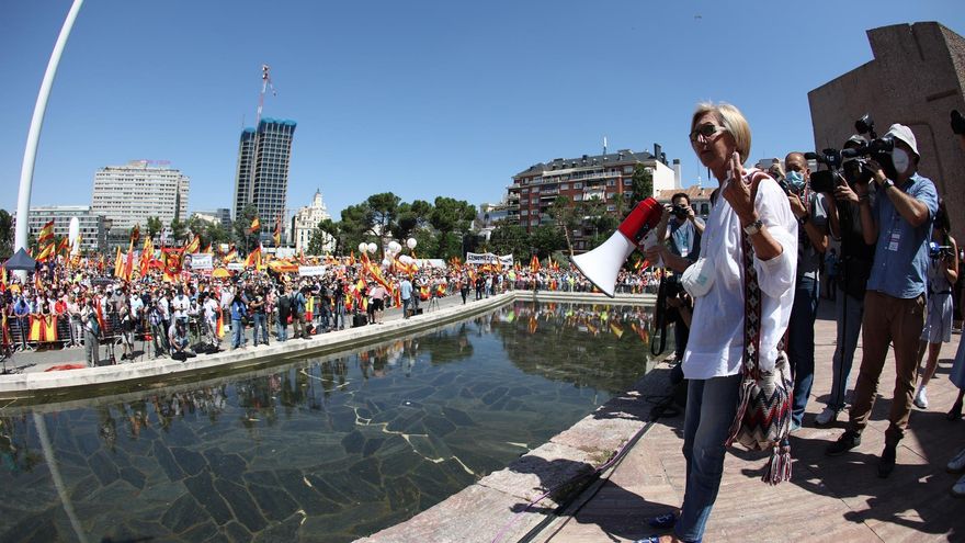 Rosa Díez en la protesta de Colón contra los indultos a los presos del procés.