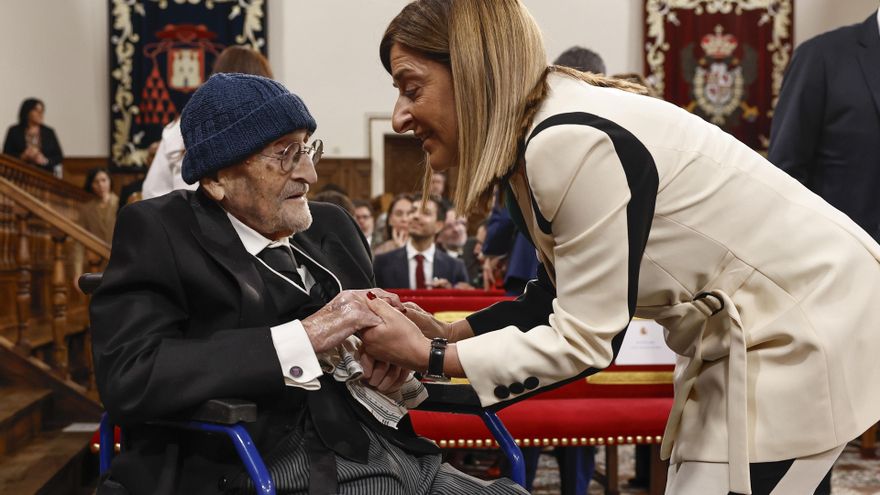 El escritor Álvaro Pombo es saludado por la presidenta de Cantabria, María José Sáenz de Buruaga, momentos antes de recibir el Premio Cervantes 2024, en el paraninfo universitario de Alcalá de Henares, un acto que será presidido por los reyes de España.