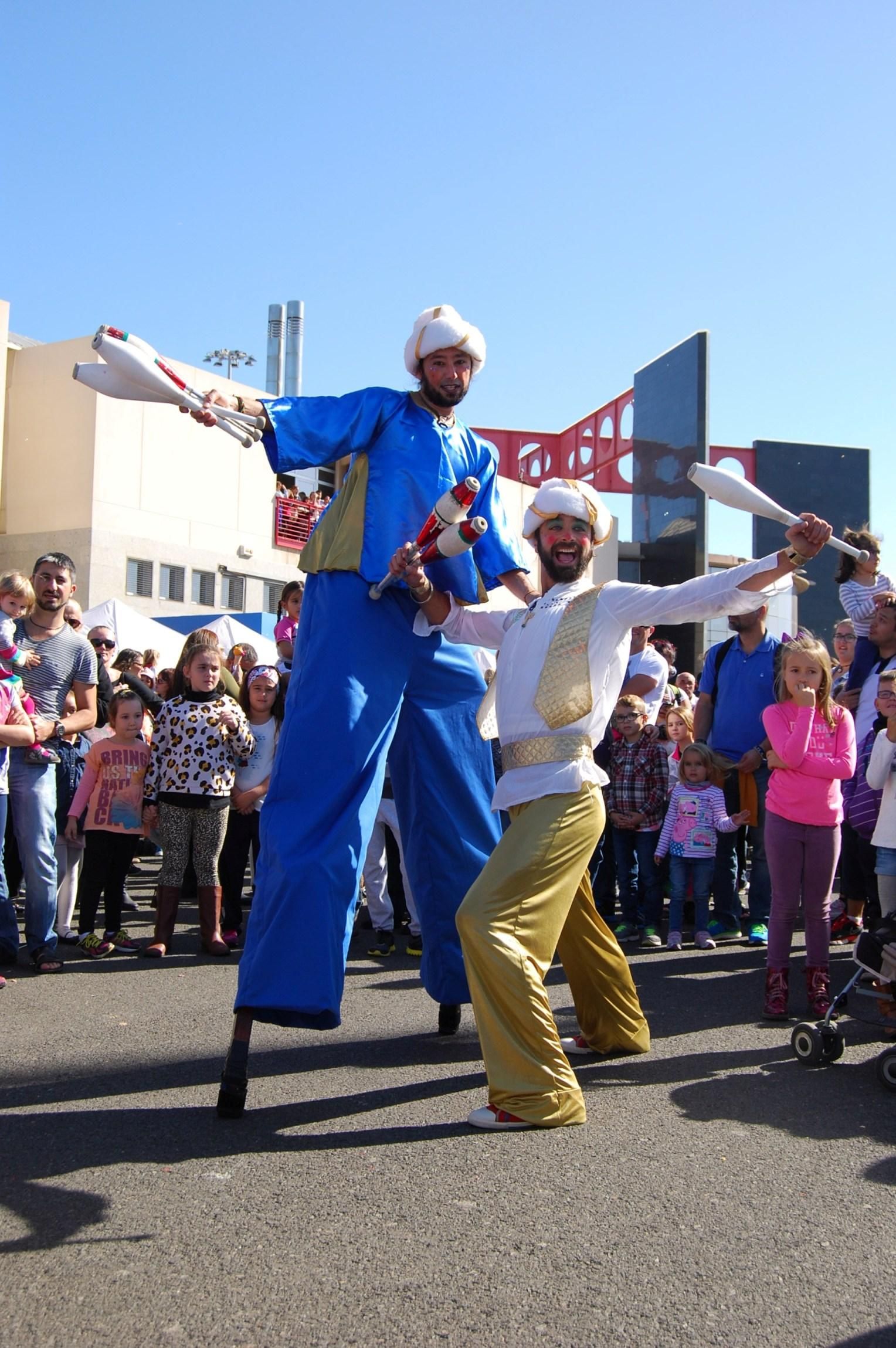 Zancudos y malabaristas estuvieron presentes en la recepción de los 3 Reyes Magos