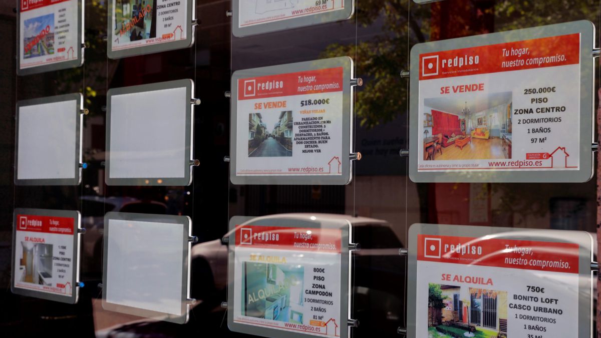 Imagen de archivo de carteles de alquileres de pisos en una inmobiliaria. EFE/Zipi