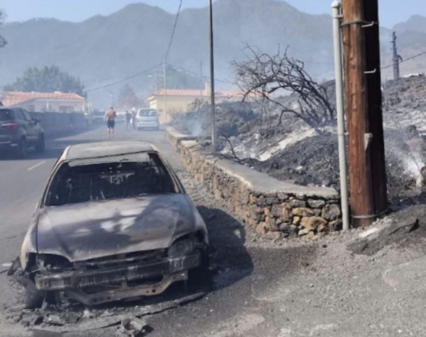 Vehículo y entorno afectados por el incendio.