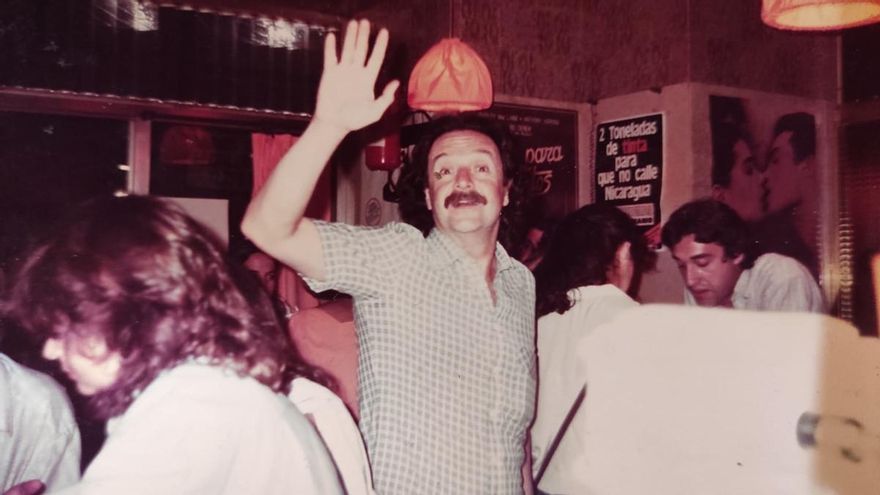 Clientes de Mastropiero. Al fondo a la derecha, uno de los famosos carteles combativos que había en el local: "2 toneladas de tinta para que no calle Nicaragua"