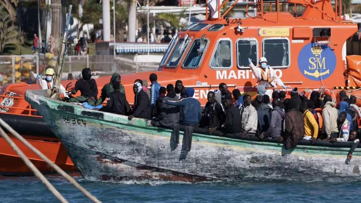 Llega a Los Cristianos un cayuco con 60 personas en plena borrasca Therese