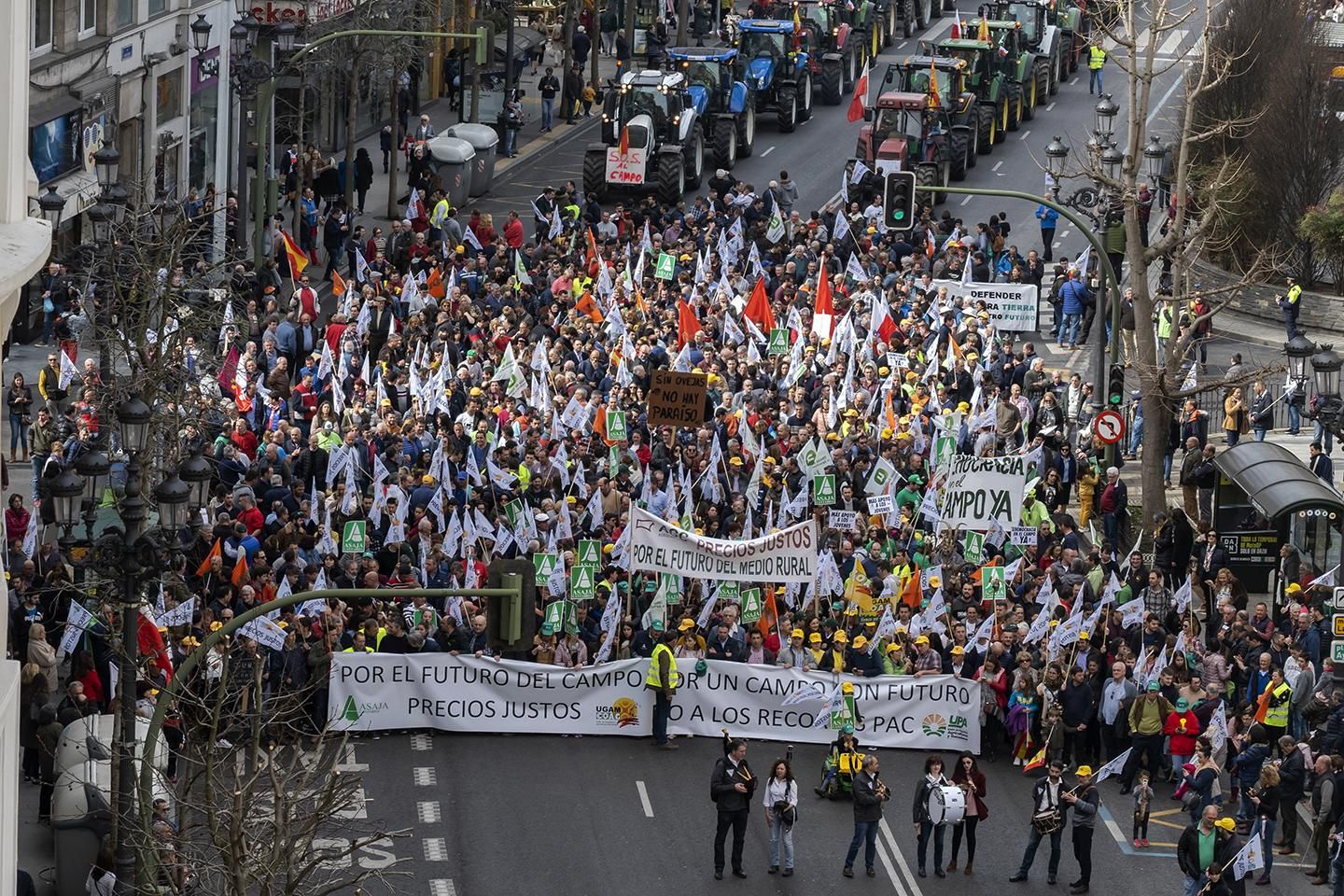 Manifestación de agricultores y ganadores en Santander. | JOAQUÍN GÓMEZ SASTRE