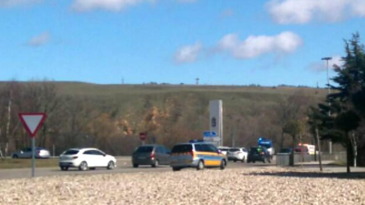 Imagen de archivo de un accidente de tráfico en la rotonda de la LE-20 junto a Carrefour en León.