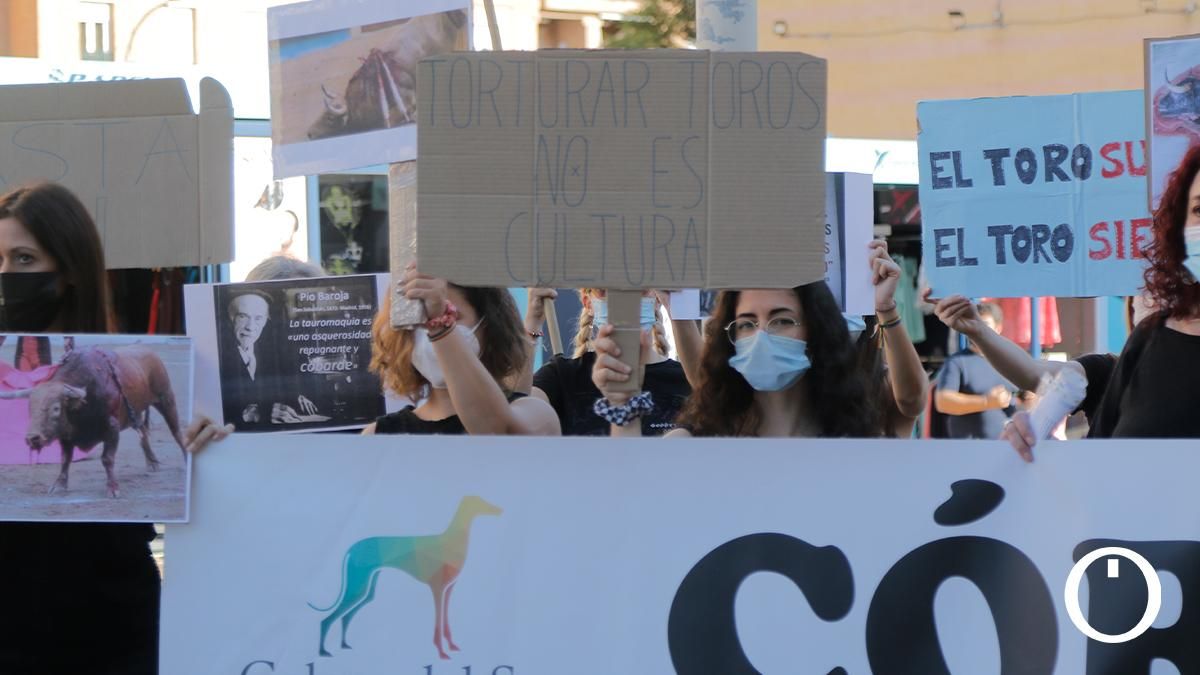 Manifestación en contra de la corrida de toros en el Coso de los Califas