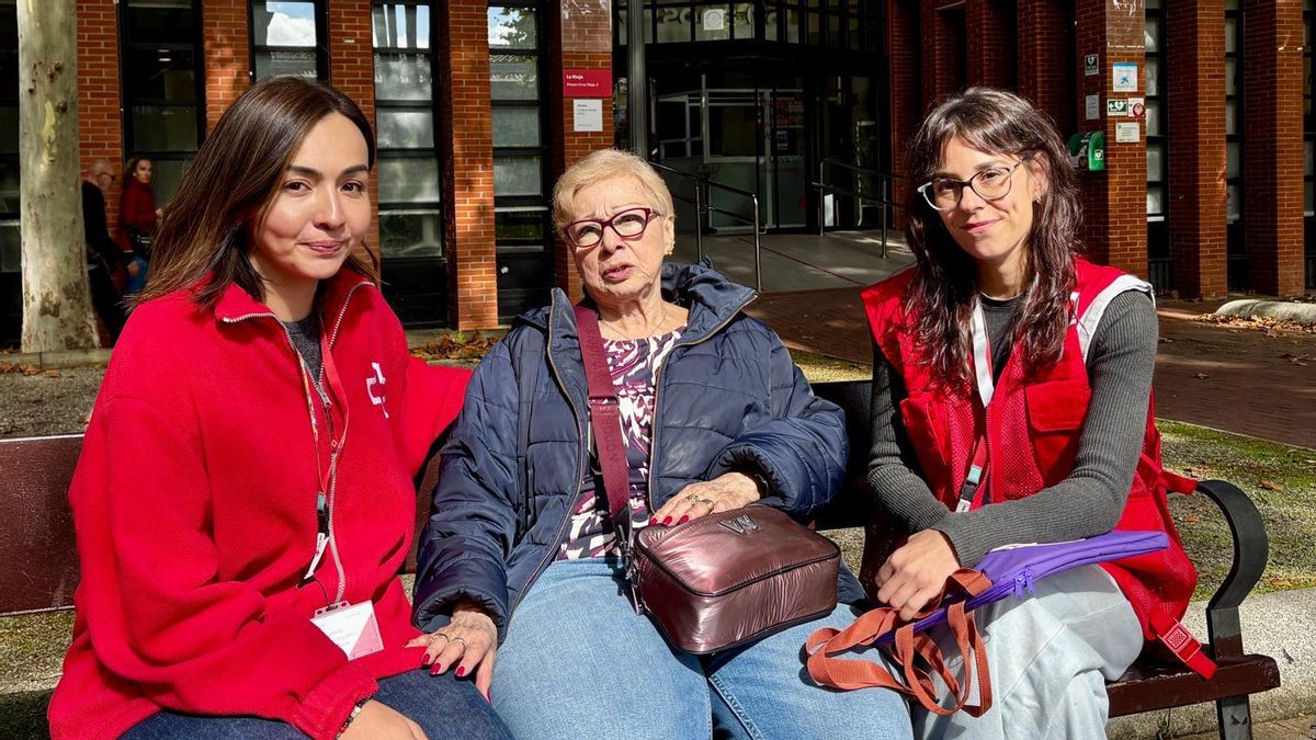 "Para mí, la pintura es una felicidad": el refugio de las personas mayores contra la soledad no deseada en Cruz Roja La Rioja