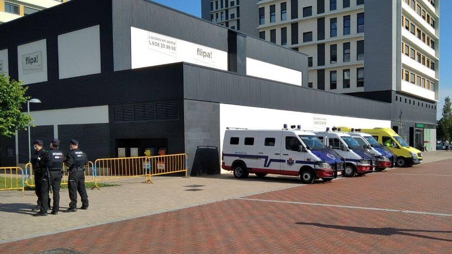 Tres unidades adicionales de la Brigada Móvil y una ambulancia, en las inmediaciones de los pisos de los que se ha desalojado a los okupas