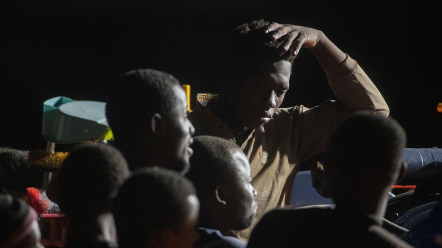 Rescate de madrugada: un cayuco con 19 personas llega a El Hierro