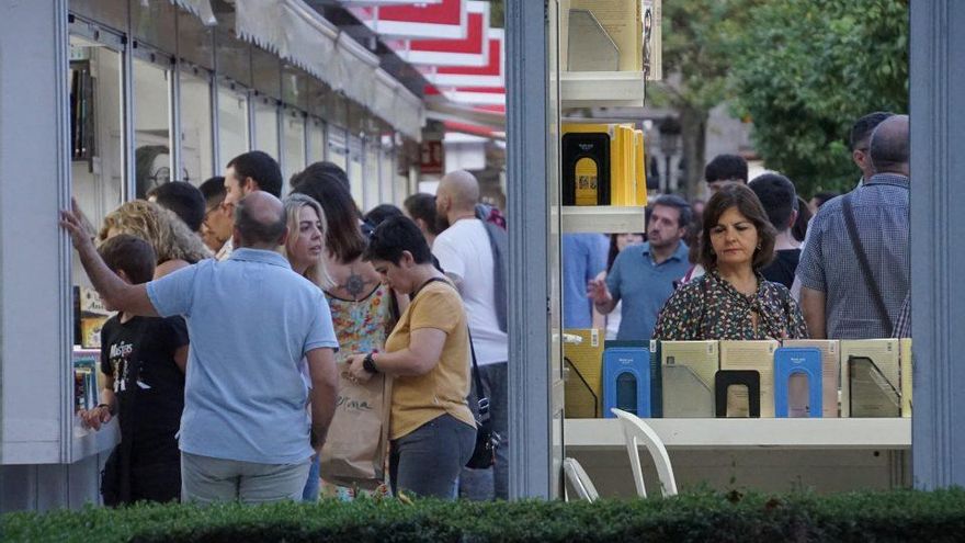 Dos directores al frente de la Feria del Libro de Sevilla, convertida en campo de batalla política muy a su pesar