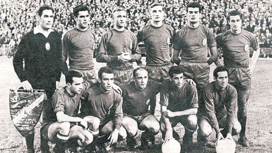 España presenta ante País de Gales en el Santiago Bernabéu un equipo que forma, de arriba abajo y de izquierda a derecha, con: Ramallets, Foncho, Santamaría, Zoco, Gensana, Calleja (de pie); Aguirre, Del Sol, Di Stéfano, Peiró y Gento.