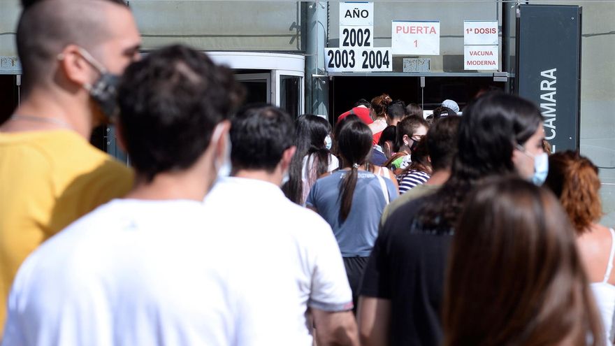 Jóvenes de los años 2002, 2003 y 2004 hacen cola ante un centro de vacunación contra la covid-19, este miércoles, en Valladolid.