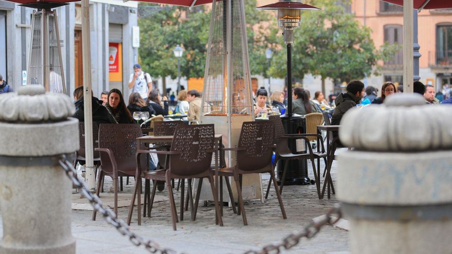 Varias personas en la terraza de un bar