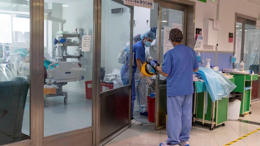 Enfermeras atienden este martes a un paciente de COVID-19 en la UCI del Hospital Reina Sofía de Murcia. EFE/ Marcial Guillén