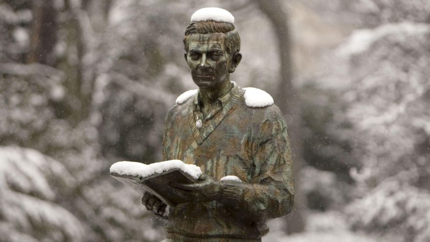 La estatua dedicada al escritor Ignacio Aldecoa en el parque de La Florida de Vitoria