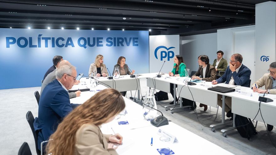 La secretaria general del PP, Cuca Gamarra, y la vicesecretaria de Desarrollo Sostenible, Paloma Martín, se reúnen con consejeros autonómicos del PP.