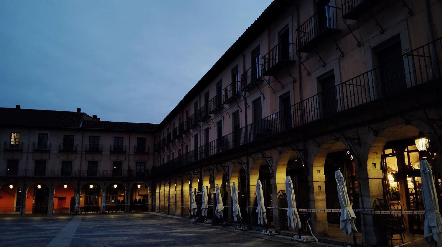 Dándonos la vuelta, la Plaza Mayor de León de noche justo cuando sale el sol.