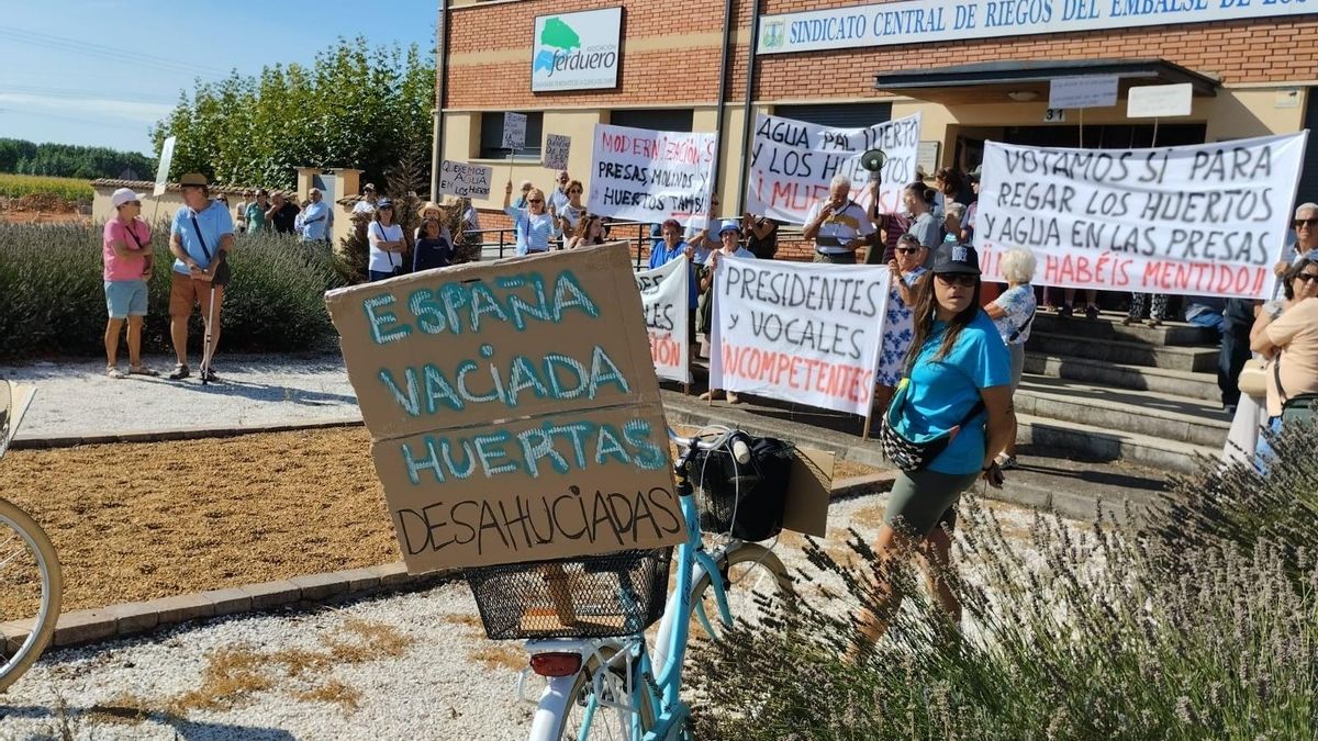 Protesta del viernes 21 de agosto para que el agua vuelva a los huertos del Órbigo.
