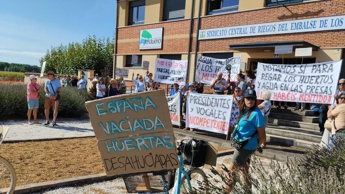 Cientos de personas se manifiestan en Hospital de Órbigo para reclamar que el agua regrese a sus huertos
