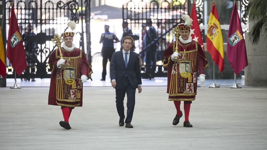 Almeida inaugura su primera mayoría absoluta y es elegido alcalde de Madrid sin ataduras con otros partidos