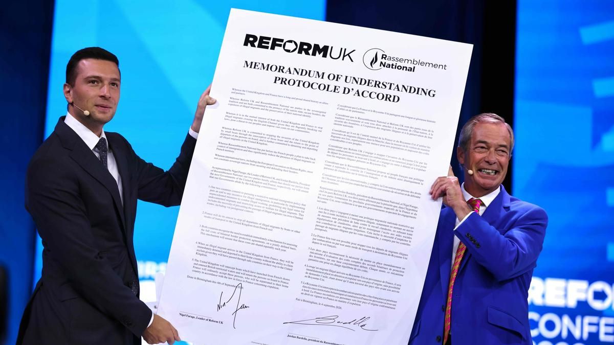 Presidente del Rassemblement National (RN) de Francia, Jordan Bardella (izq.) y el líder de Reform UK, Nigel Farage (der.), posan con un memorando de entendimiento firmado sobre sus promesas de detener la migración de pequeñas embarcaciones al Reino Unido, durante el segundo día de la Conferencia Anual de Reform UK en el NEC de Birmingham, Gran Bretaña, 04 de septiembre de 2026. La conferencia anual del partido se celebra del 03 al 05 de septiembre para exponer sus políticas con discursos de altos cargos y se centra en crear apoyo de cara a las próximas elecciones generales. (Francia, Jordania, Reino Unido) EFE/EPA/TOLGA AKMEN