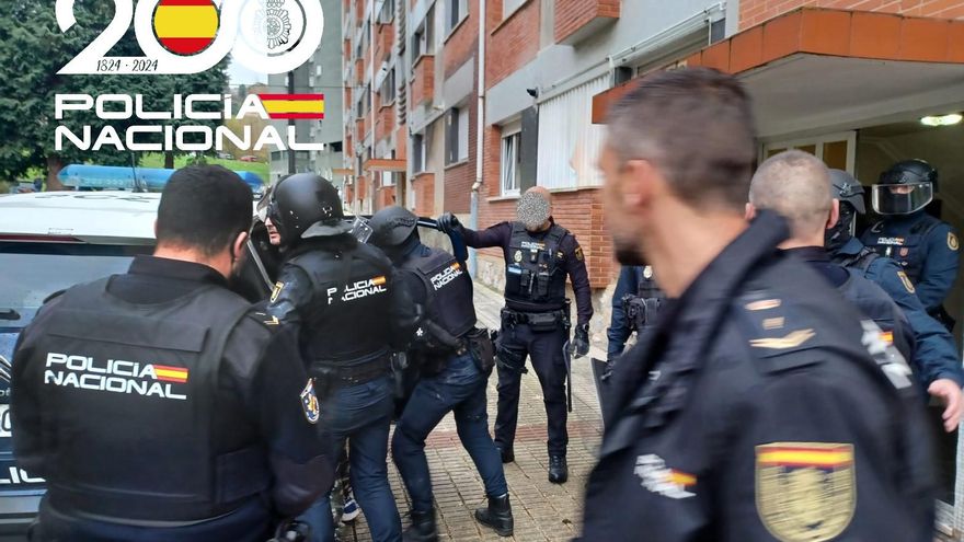 Detenido en Asturias por retener y amenazar con un cuchillo a su pareja durante diez días en su casa y golpearla