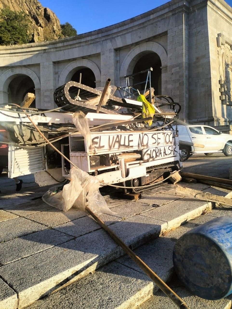 Maquinaria vandalizada en el valle de Cuelgamuros.