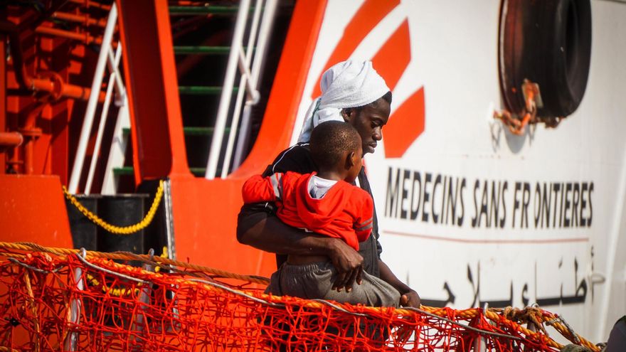 El barco MSF rescata a 261 personas de dos embarcaciones abarrotadas en el Mediterráneo