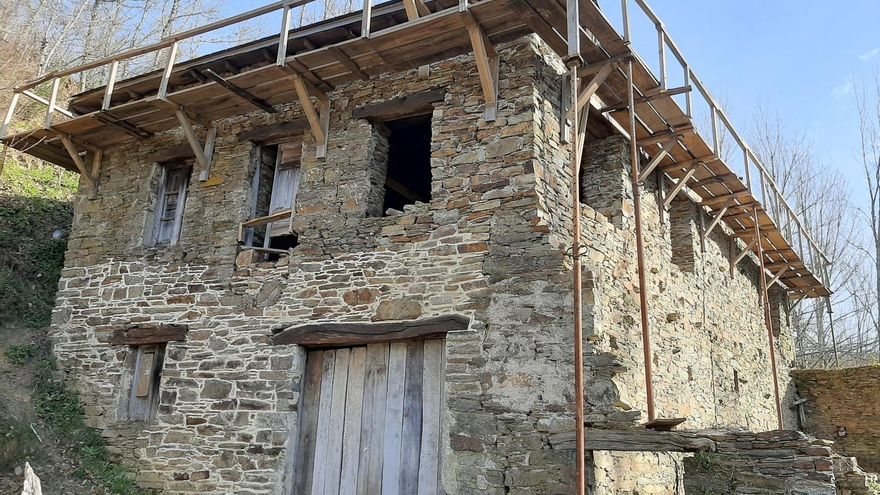 Casa en rehabilitación para futura escuela de idiomas en Fuente de Oliva (León)