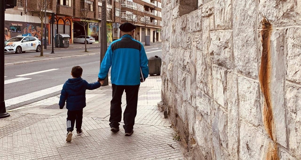Un abuelo con su nieto