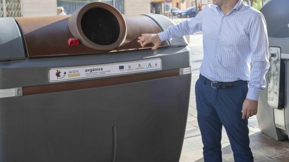 Contenedor marrón para basura orgánica, similar al que lleva retraso en su implantación en León.