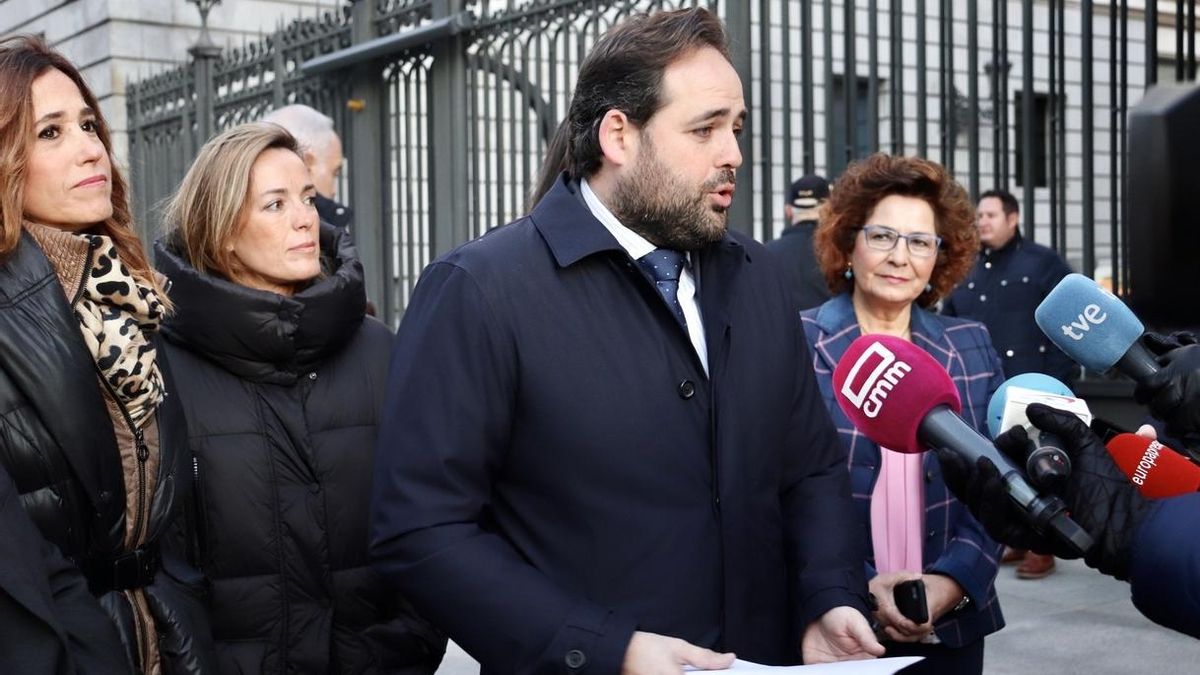 Paco Núñez este sábado a las puertas del Congreso de los Diputados