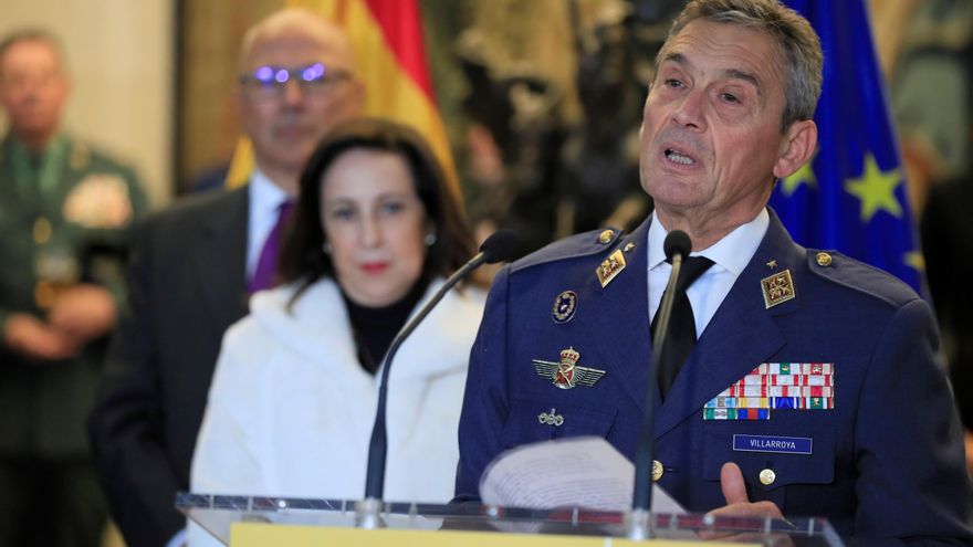 El jefe del Estado Mayor de la Defensa, el general del Aire Miguel Ángel Villarroya Vilalta (d) durante su toma de posesión, en presencia de la ministra de Defensa, Margarita Robles (i). EFE/Fernando Alvarado/Archivo