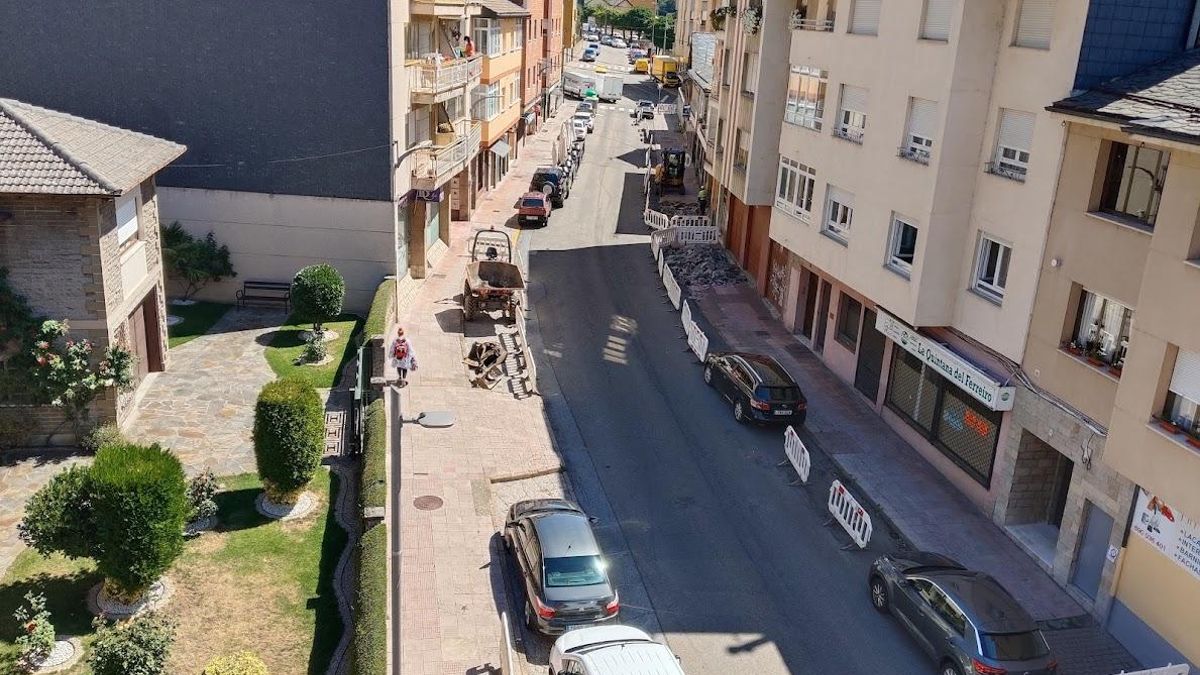 Comienza la renovación de la red de abastecimiento y aceras en la calle Leitariegos de Villablino